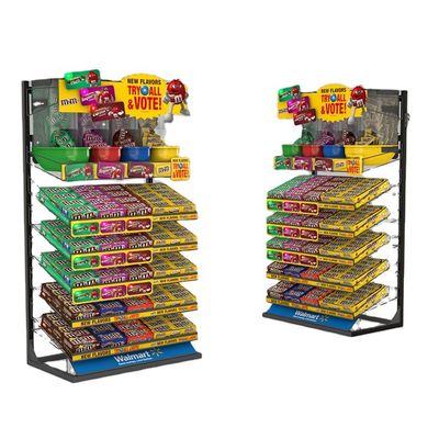 Пункт конфеты продаж показывает стеллаж для выставки товаров закуски магазина со съемными подносами металла