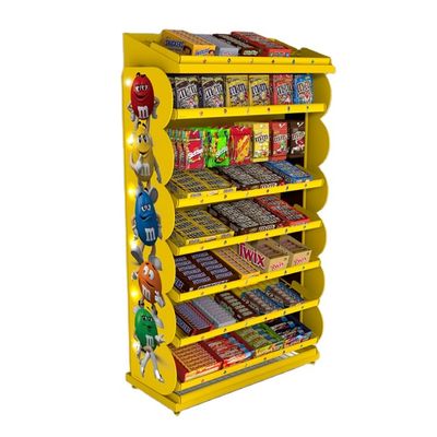Пункт конфеты продаж показывает стеллаж для выставки товаров закуски магазина со съемными подносами металла